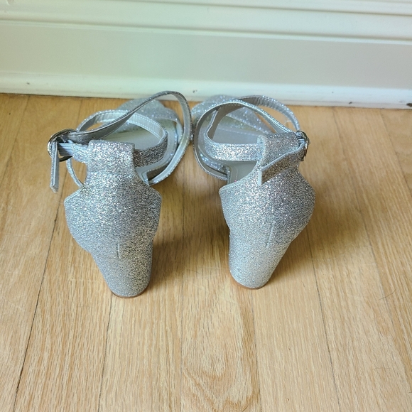 Dream Pairs Silver Block Heel Sandal, Size 8 - Picture 4 of 5